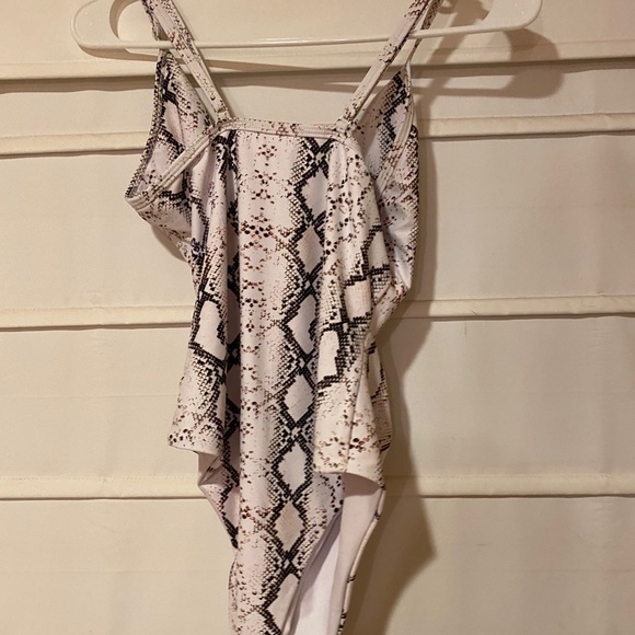 Snakeskin front tie keyhold one-piece suit - Picture 2 of 2